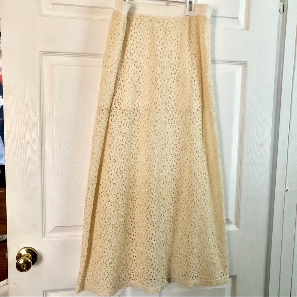 💛PRICE DROP💛 Cream Lace Stretch Skirt